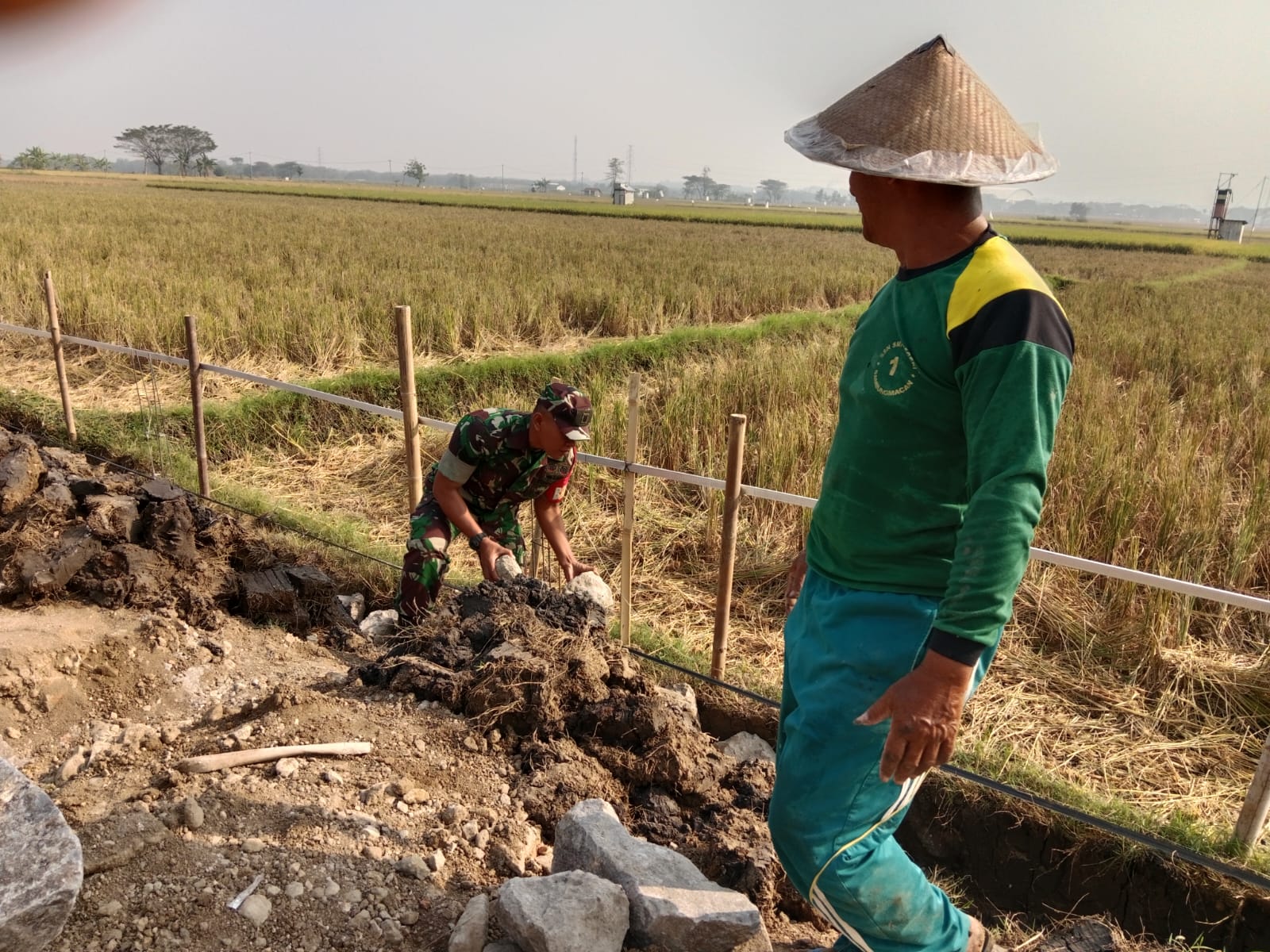 Ringankan Beban Petani, Babinsa Bantu Pembuatan Saluran Air