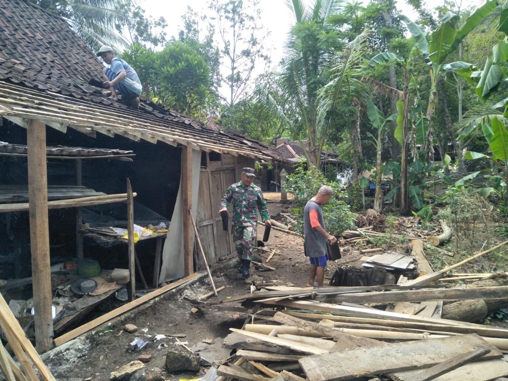 Rumah Pujono Tertimpa Pohon, Babinsa Bersama Warga Gelar Karya Bakti