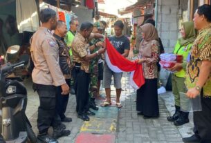 Sambut Hari Kemerdekaan RI Ke- 78, Babinsa Kepatihan Wetan Distribusian Bantuan Bendera Merah Putih