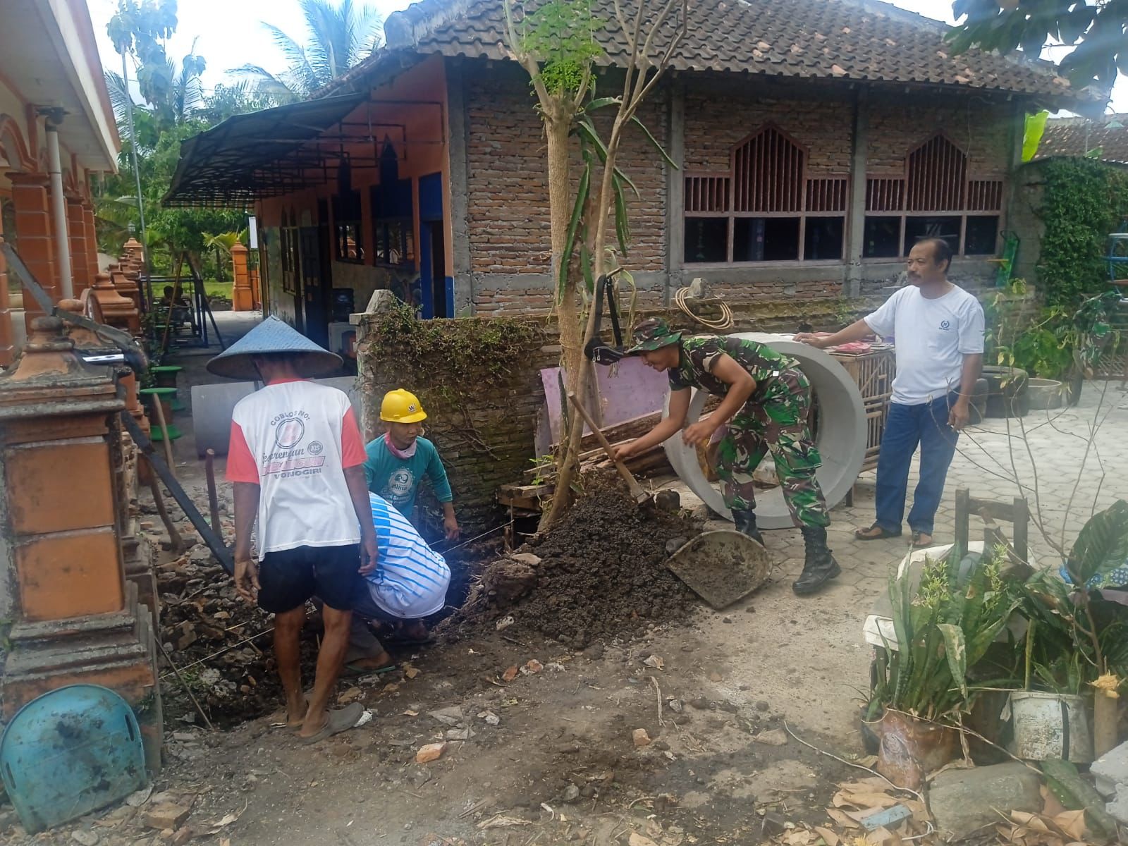 Sambut Tahun Ajaran Baru, Danramil Manyaran Pimpin Karya Bakti Bangunan Taman Kanak Kanak