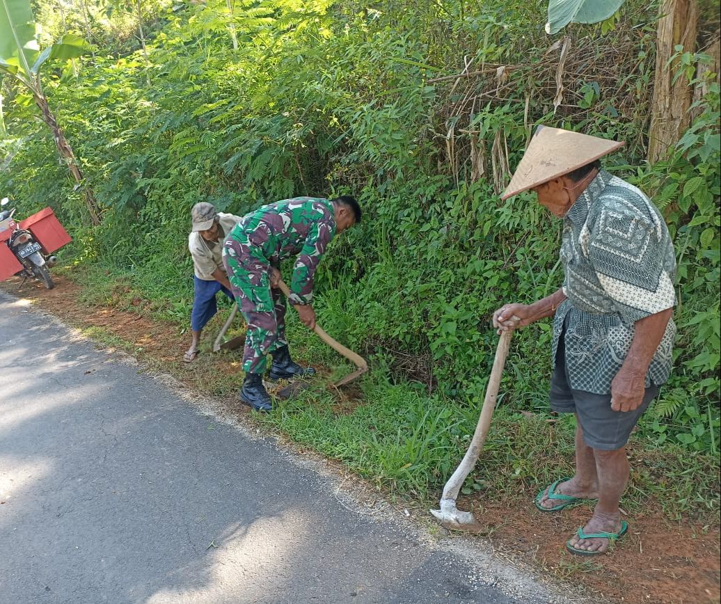 Selain Ciptakan Lingkungan Bersih Dan Sehat, Melalui Kerja Bakti Babinsa Pererat Kemanunggalan TNI-Rakyat