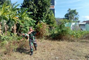 Semak Belukar Jadi Sasaran Kerja Bakti Babinsa Kelurahan Manahan Bersama Warga