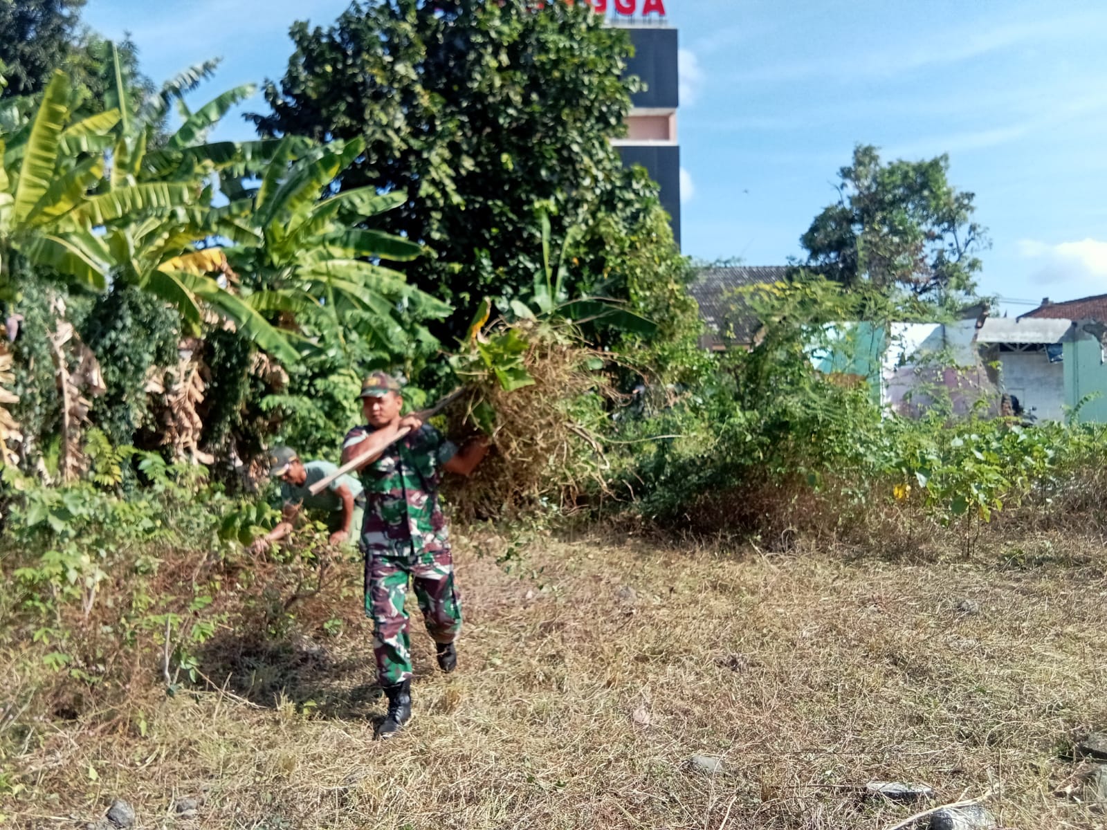 Semak Belukar Jadi Sasaran Kerja Bakti Babinsa Kelurahan Manahan Bersama Warga