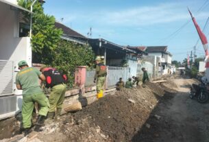 TNI Sebagai Pelopor Kerja Bakti di Lokasi TMMD Serengan Surakarta.