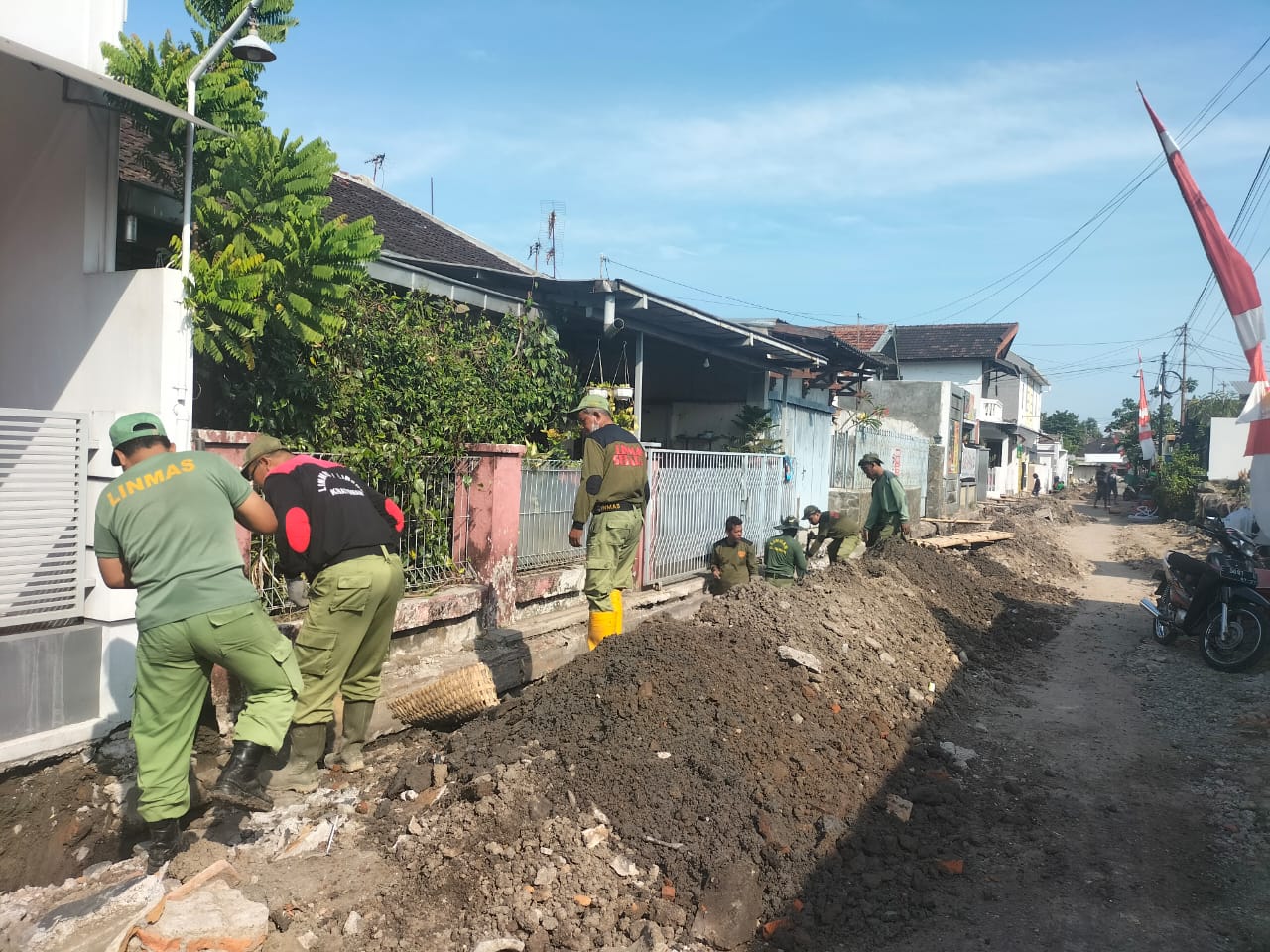 TNI Sebagai Pelopor Kerja Bakti di Lokasi TMMD Serengan Surakarta.