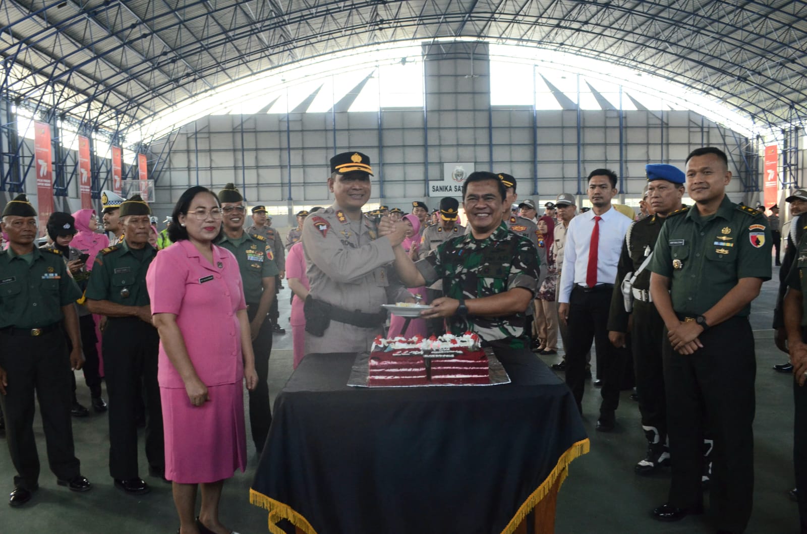 TNI di Bojonegoro berikan Kejutan Jajaran Kepolisian di Hari Bhayangkara ke- 77 Tahun 2023