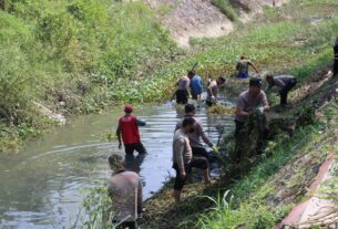 Tak Hanya Pantai, Polresta Bandar Lampung Bersihkan Sampah di Sejumlah Aliran Sungai dan Kali