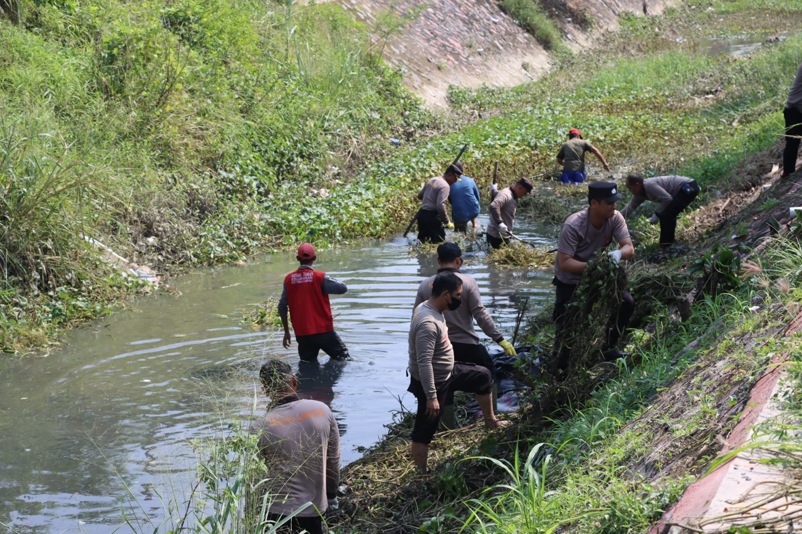 Tak Hanya Pantai, Polresta Bandar Lampung Bersihkan Sampah di Sejumlah Aliran Sungai dan Kali