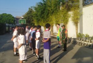 Tanamkan Disiplin, Babinsa Koramil 05/Jebres Latihkan PBB Kepada Siswa Siswi SMA Widya Wacana