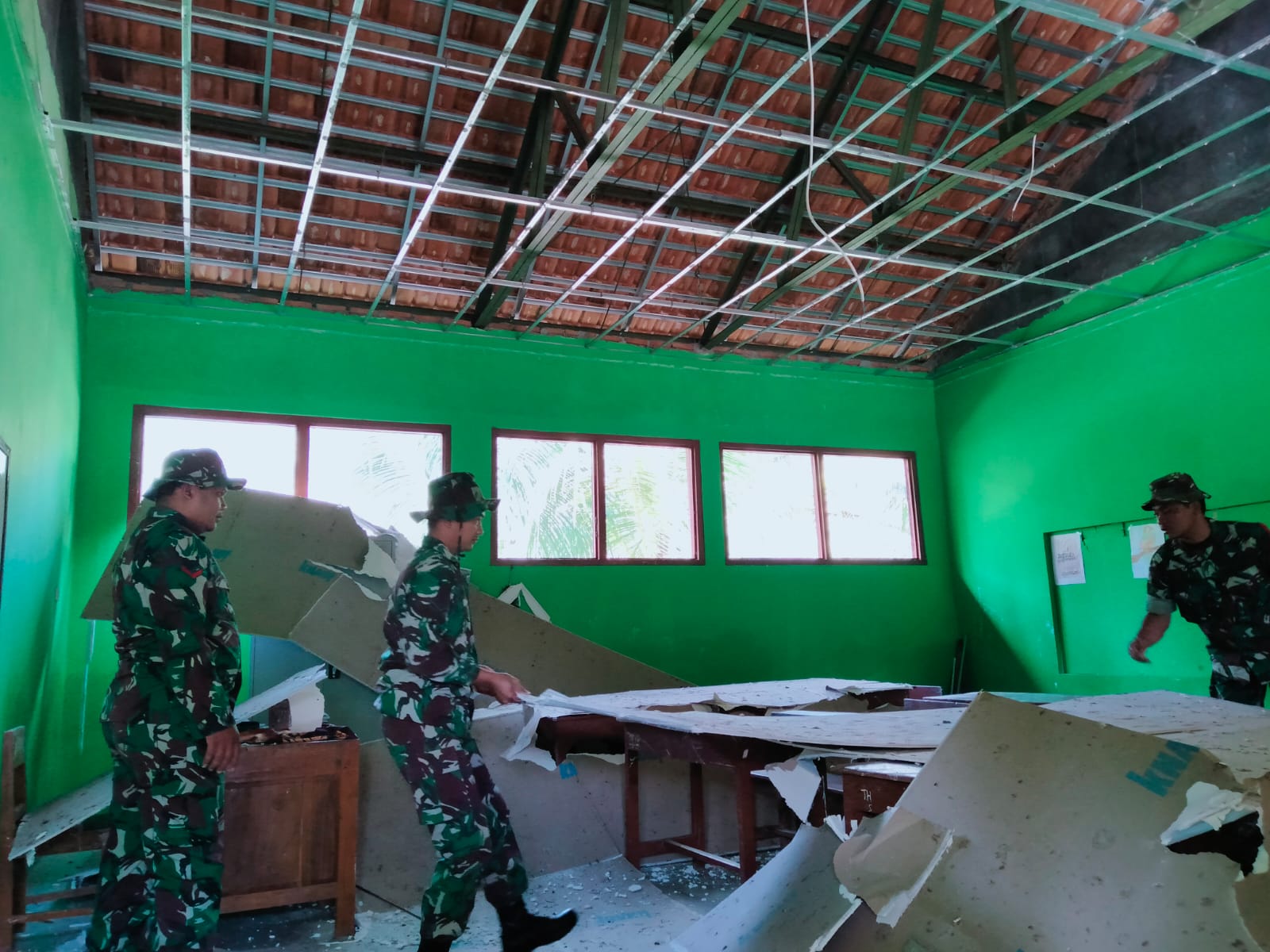 Terdampak Gempa Bantul, TNI Dan Warga Sekolah SDN 1 Kepuhsari Bersihkan Reruntuhan Plafon