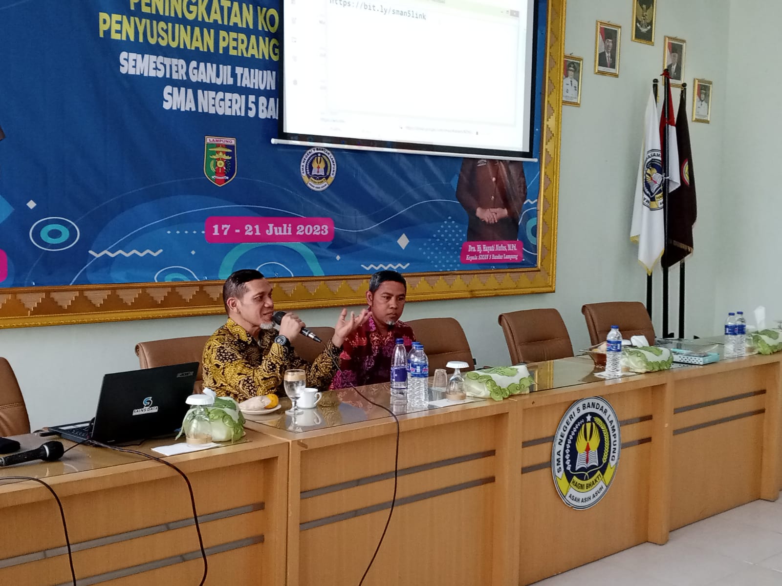 Tiga Dosen Fakultas Ilmu Komputer IIB Darmajaya Bagikan Media Pembelajaran Melalui Google di SMAN 5 Bandarlampung