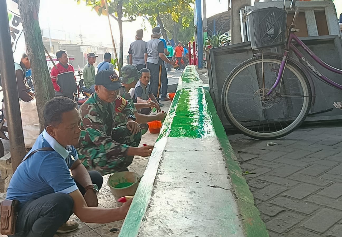 Tiga Pilar di Sumberrejo Bojonegoro bersih-bersih Lingkungan Pasar