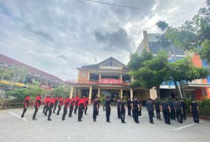 Tingkatkan Disiplin Karyawan Rumah Makan, Babinsa Kelurahan Timuran Berikan Latihan PBB