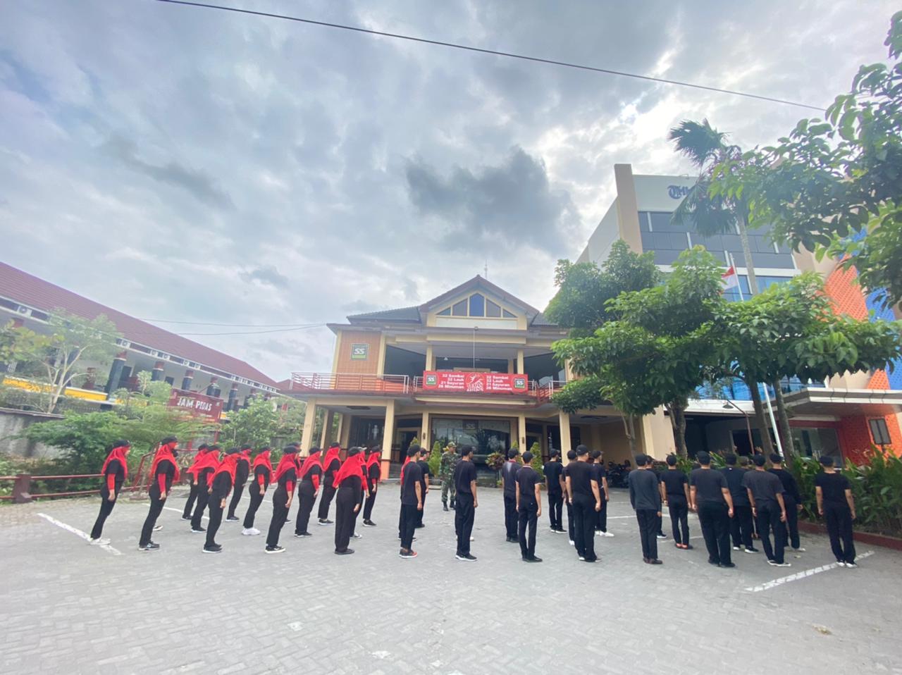 Tingkatkan Disiplin Karyawan Rumah Makan, Babinsa Kelurahan Timuran Berikan Latihan PBB