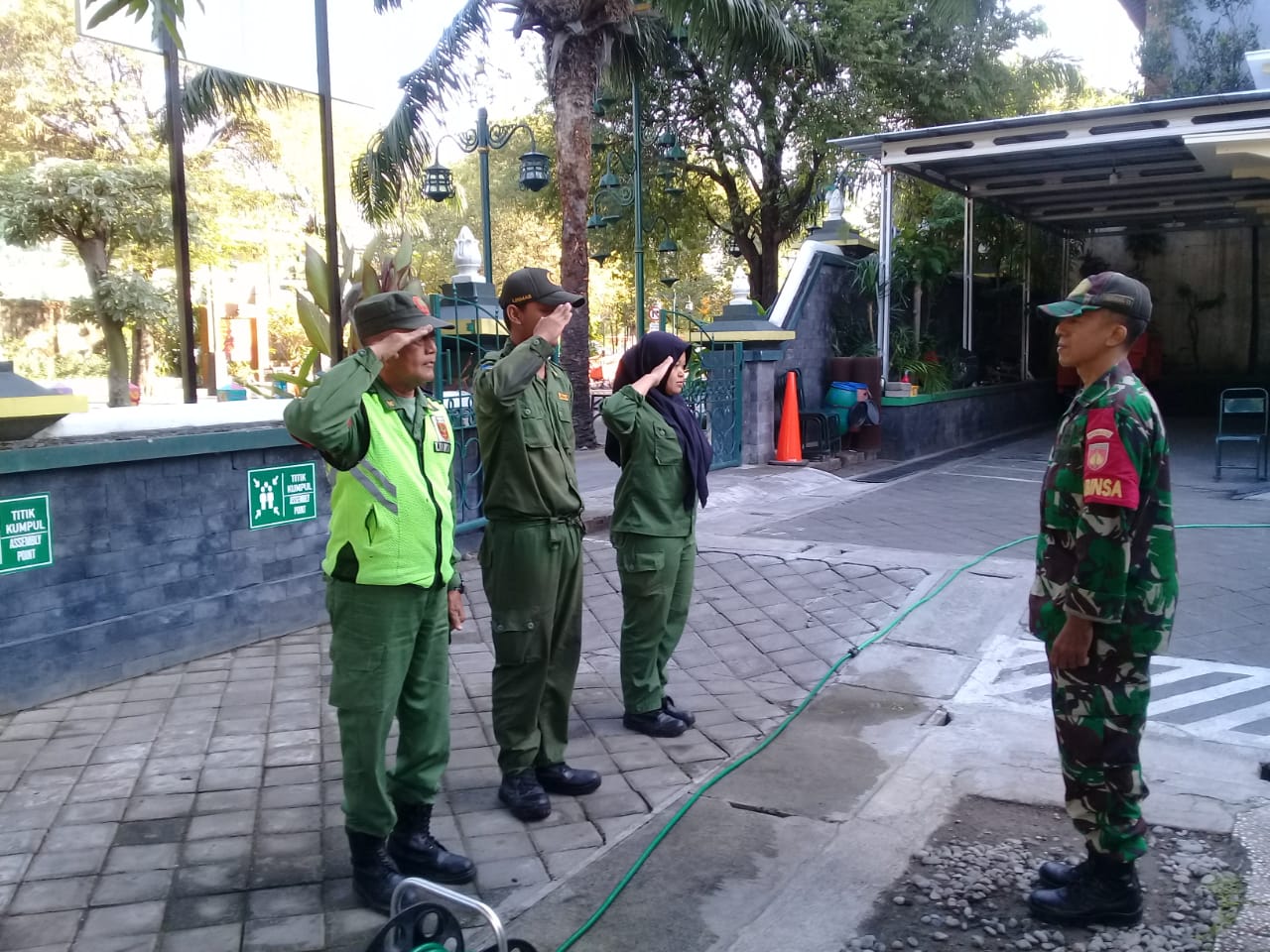 Tingkatkan Kedisiplinan Dan Tanggung Jawab , Babinsa Keprabon Latihkan PBB Kepada Linmas