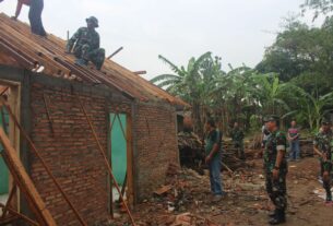 Tinjau Karya Bakti, Dandim Wonogiri Serahkan Bantuan Warga Terdampak Gempa Di Beberapa Lokasi