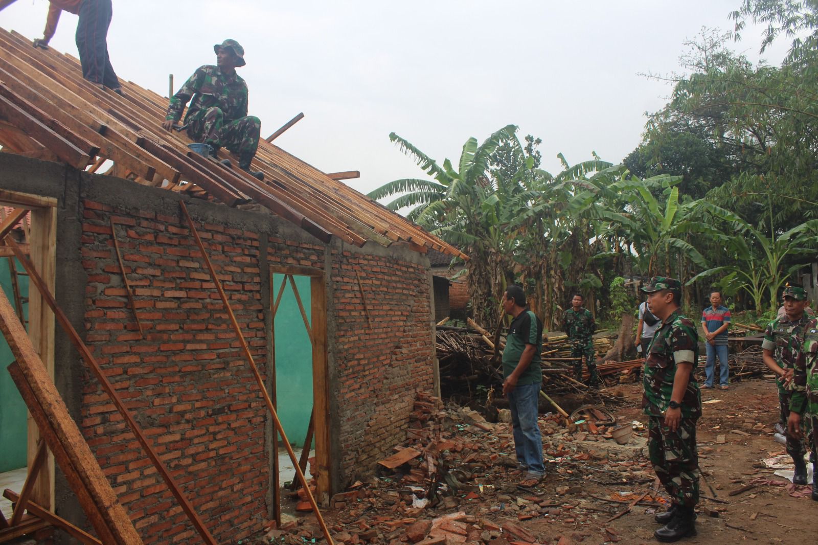Tinjau Karya Bakti, Dandim Wonogiri Serahkan Bantuan Warga Terdampak Gempa Di Beberapa Lokasi