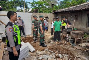 Tinjau Pelaksanaan Karya Bakti, Dandim Wonogiri Berikan Paket Sembako Kepada Warga Terdampak Gempa