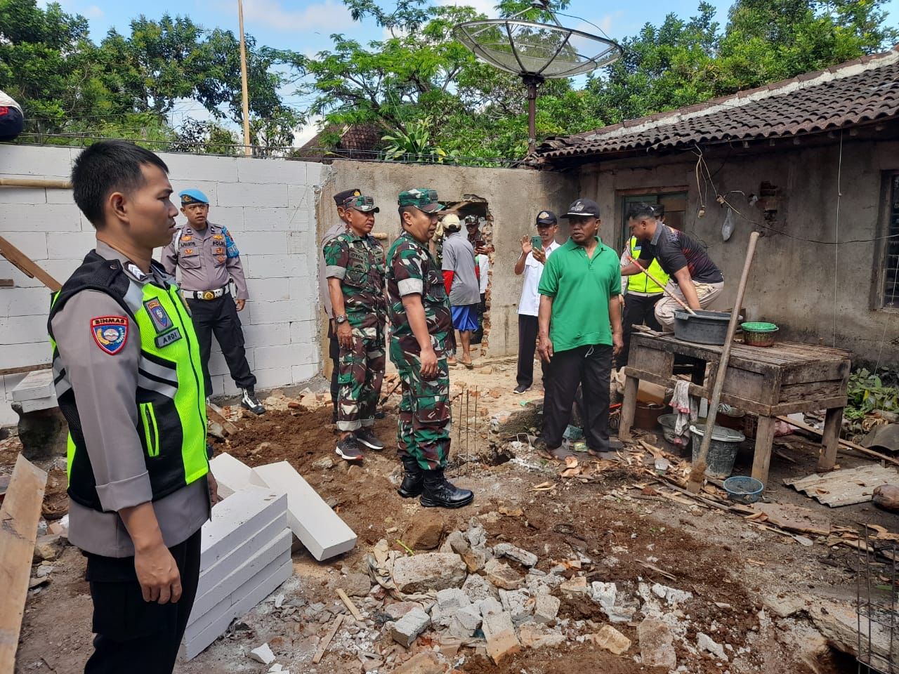 Tinjau Pelaksanaan Karya Bakti, Dandim Wonogiri Berikan Paket Sembako Kepada Warga Terdampak Gempa