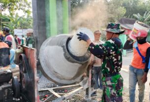 Tumbuhkan Semangat Gotong Royong, Babinsa Kodim Bojonegoro bantu Pengecoran Pondasi Renovasi Masjid
