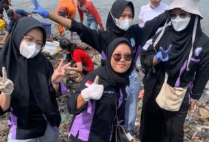 Viral Pantai Sukaraja, Bumiwaras! Mahasiswa Prodi Manajemen dan Bisnis Digital Darmajaya Ikut Bersih-bersih