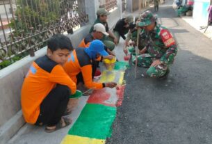 Warga Tak Mau Kalah Semangatnya Dengan Satgas Karya Bakti Daerah Tahap VI di Wilayah Kelurahan Pucangsawit