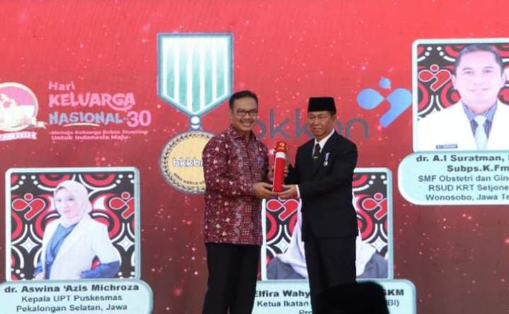 Bupati Lampura dan Ketua TP PKK Terima penghargaan Manggala Karya Kencana