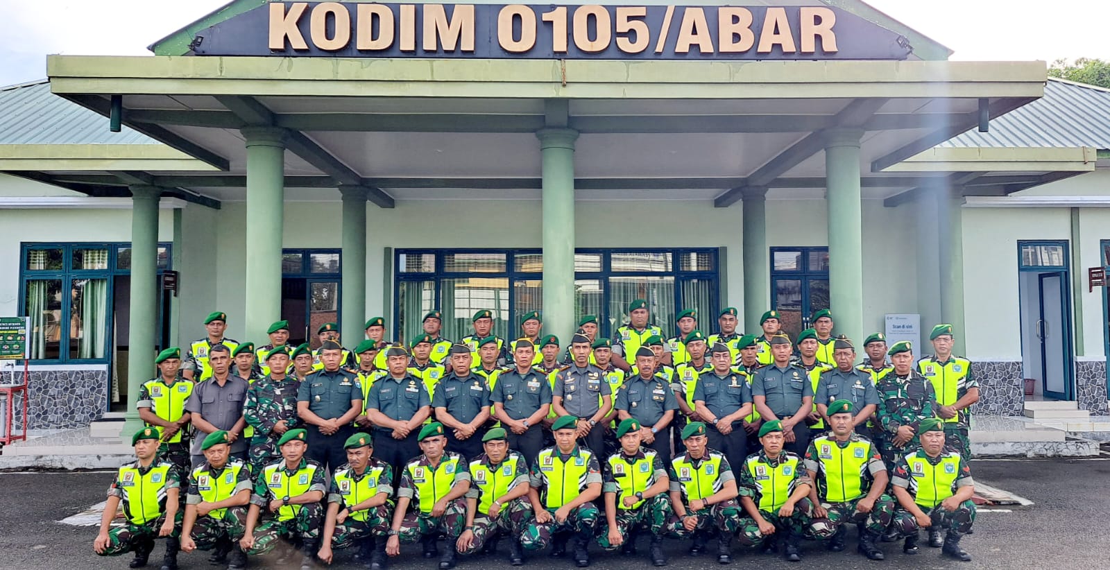 Tunjang Tugas Babinsa, Dandim 0105/Abar Bagikan Rompi Operasiol