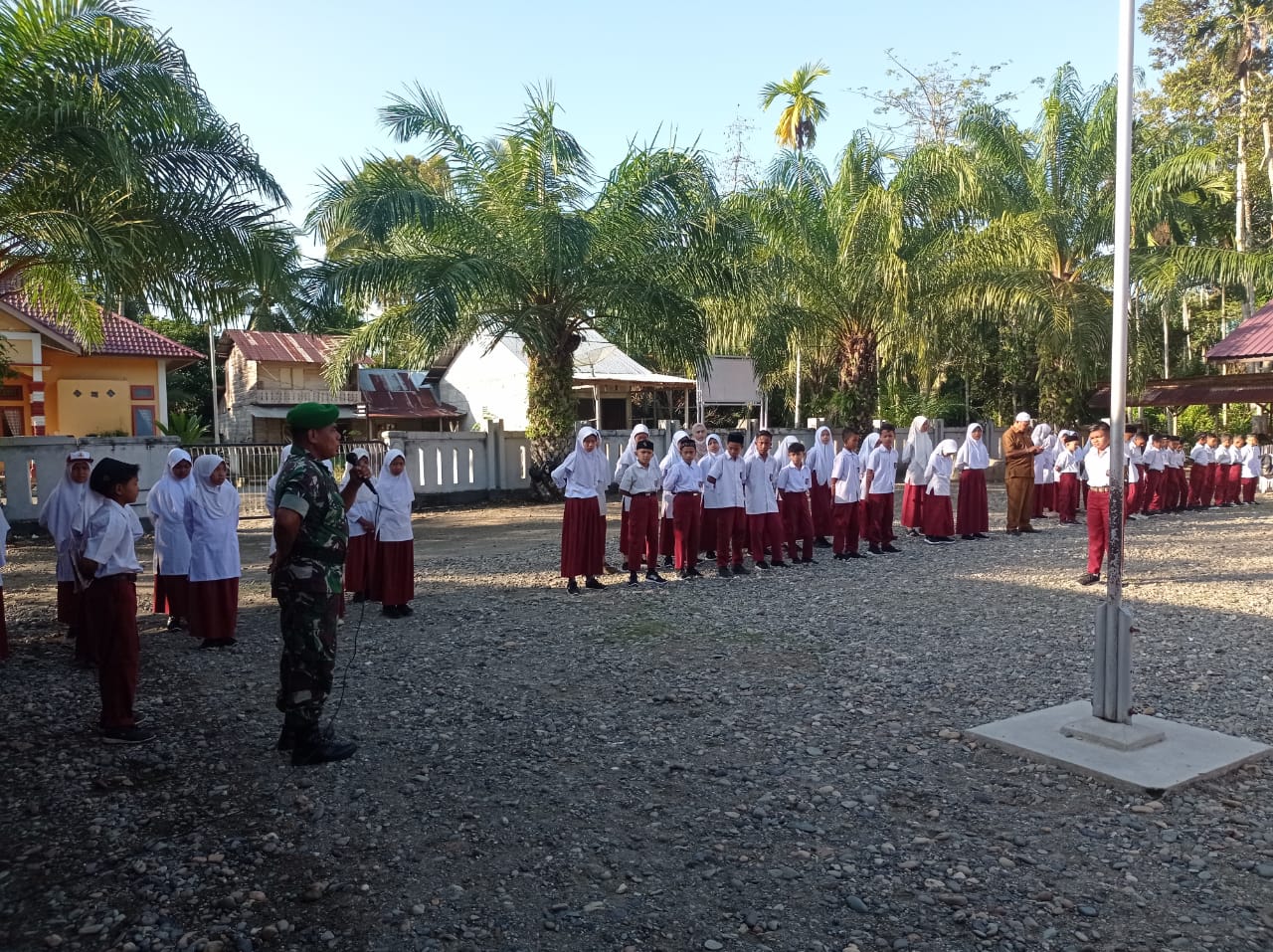 Jadi Pembina Upacara Di SDN 1 Pasi Mali, Serma Rizaldi Semangati Siswa Baru Yang Usai Melewati MPLS