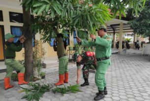 Wujud Kebersamaan Babinsa Dan Linmas Gotong Royong Potong Ranting Pohon