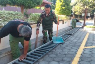 Wujud Kepedulian, Babinsa Jebres Bersama Linmas Kerja Bakti Bersihkan Lingkungan