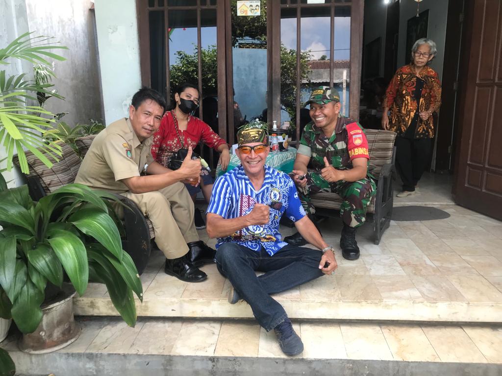 Wujudkan Keakraban Dengan Sebotol Minuman Dingin, Babinsa Gelar Komsos
