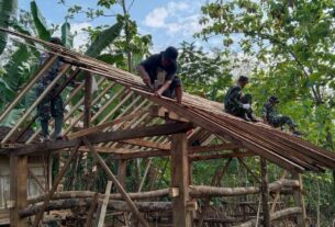 Wujudkan Kepedulian, Danramil Ngadirojo Bantu Buat Kandang Ternak Milik Paino