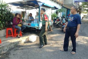 Wujudkan Kondusifitas Wilayah, Babinsa Kepatihan Wetan Gelar Patroli Dengan Cara Sambang Pedagang Kaki Lima