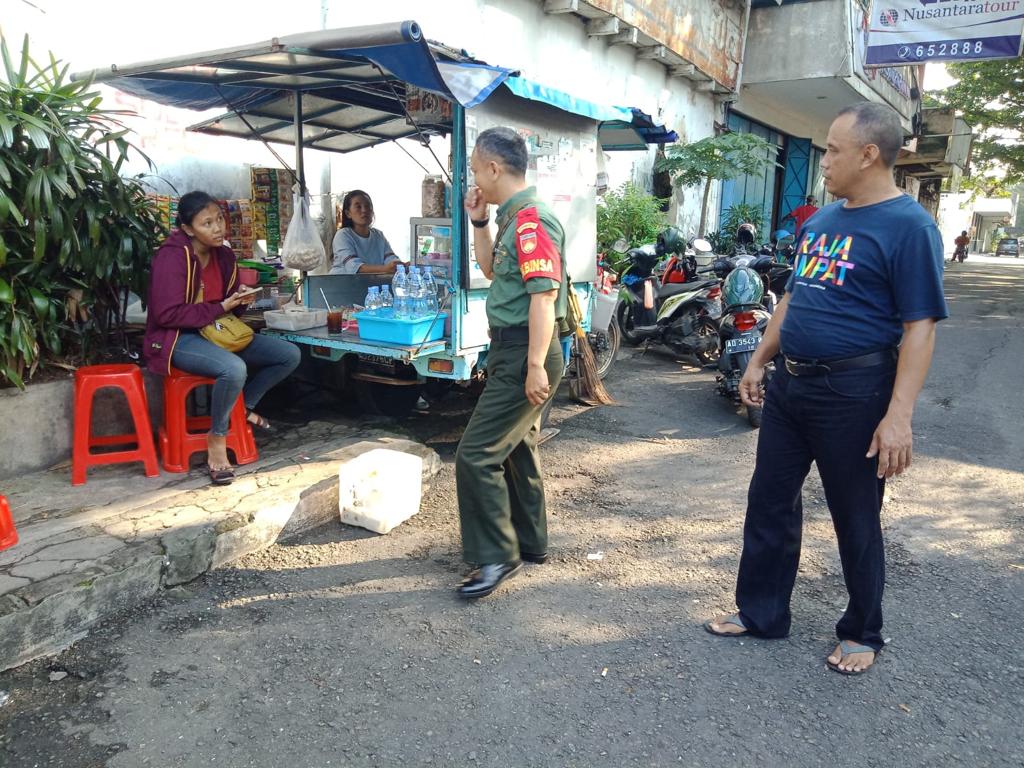 Wujudkan Kondusifitas Wilayah, Babinsa Kepatihan Wetan Gelar Patroli Dengan Cara Sambang Pedagang Kaki Lima