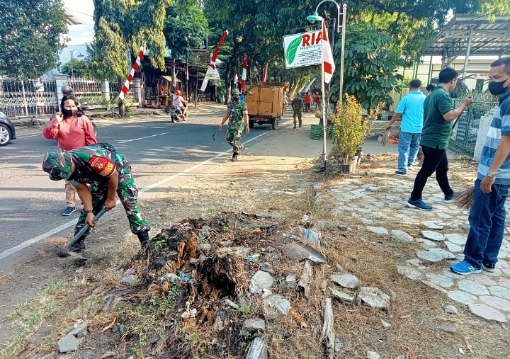 Wujudkan Lingkungan Bersih , Babinsa Karya Bakti Pembersihan Jalan dan Selokan