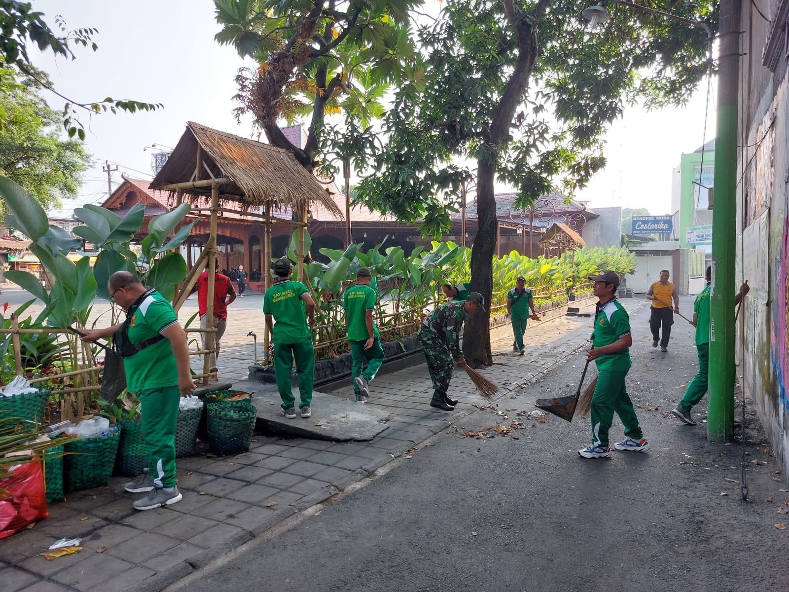 Ajak Linmas Kerja Bakti, Babinsa Mangkubumen Tekankan Pentingnya Kebersihan Lingkungan