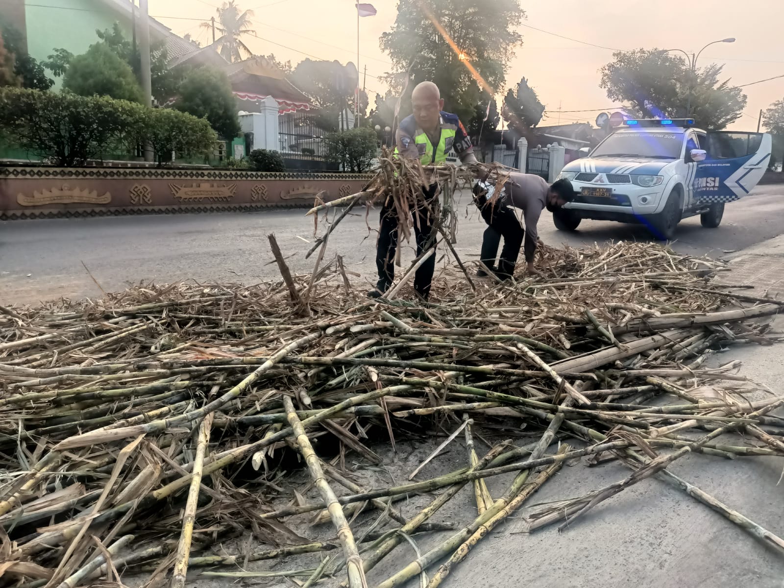 Aksi Terpuji Dua Anggota Lantas Lampura Pungut Batang Tebu Berserak Di Jalan