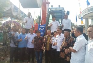 Alimin Abdullah Anggota DPR RI serahkan Bantuan Excavator kepada Pokdakan Sekipi Makmur Jaya