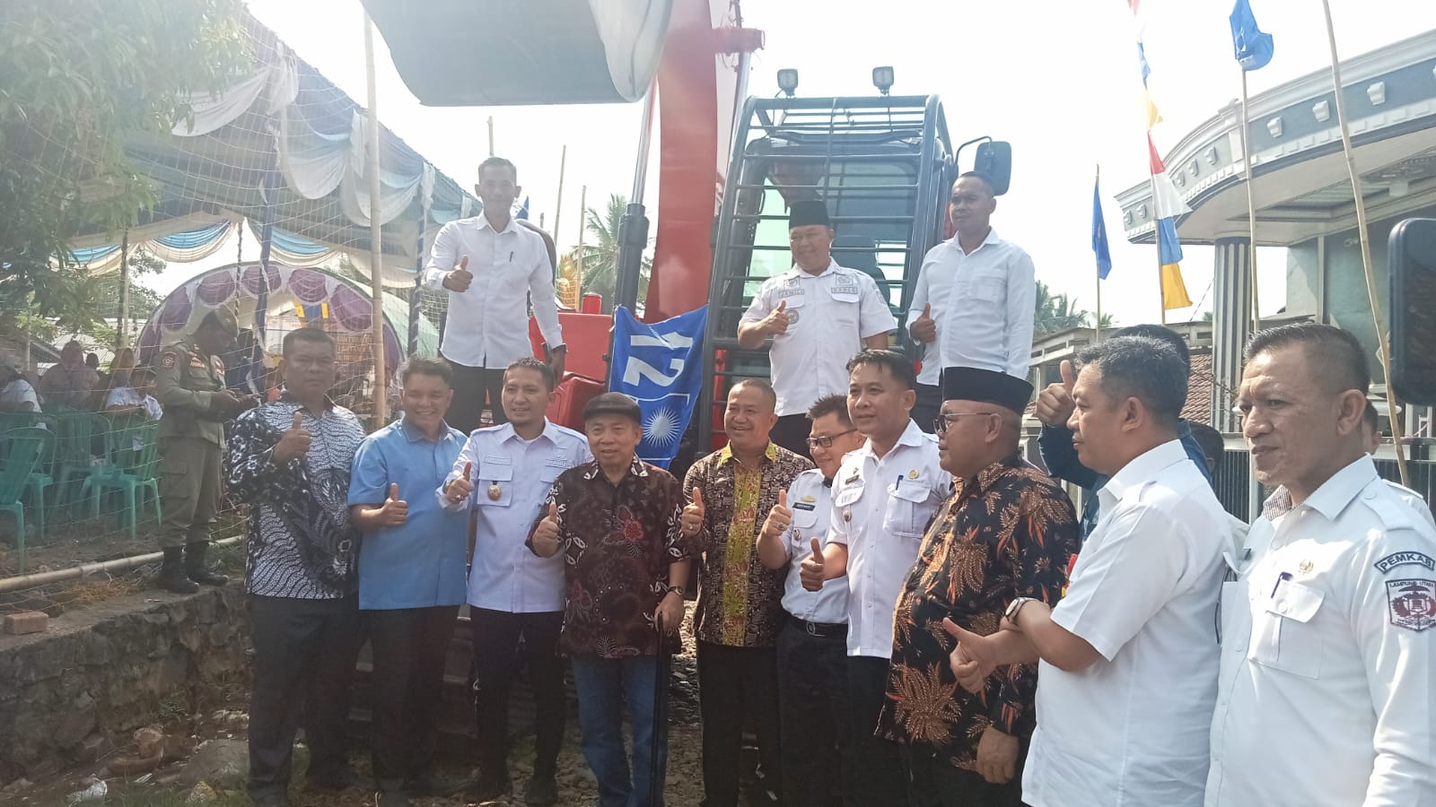 Alimin Abdullah Anggota DPR RI serahkan Bantuan Excavator kepada Pokdakan Sekipi Makmur Jaya