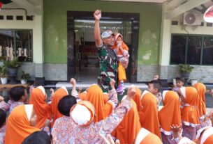 Anggota Kodim 0726/Sukoharjo dampingi anak-anak BA Aisyiah Jetis 1 Outing Class