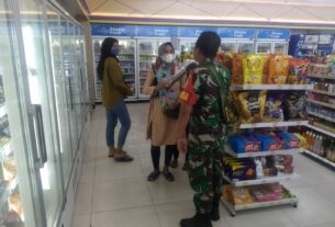 Antisipasi Lonjakan Harga Sembako Babinsa Purwosari Kontrol Ketersediaan Sembako di Indomaret Plus