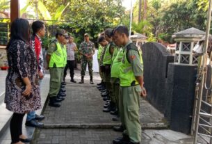 Babinsa,Bhabinkamtibmas Bersama Kasi Trantib Laksanakan Apel Pengecekan Dan Pengarahan Kepada Satlinmas Kelurahan Nusukan 