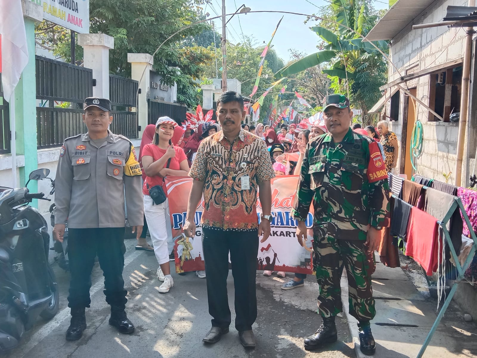 Babinsa Bersama Bhabinkamtibmas Amankan Karnaval HUT RI KE-78 di Wilayah Gandekan