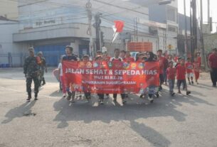 Kompak..!! Babinsa Dan Bhabinkamtibmas Amankan Jalan Sehat Dan Lomba Sepeda Hias Meriahkan HUT RI KE-78