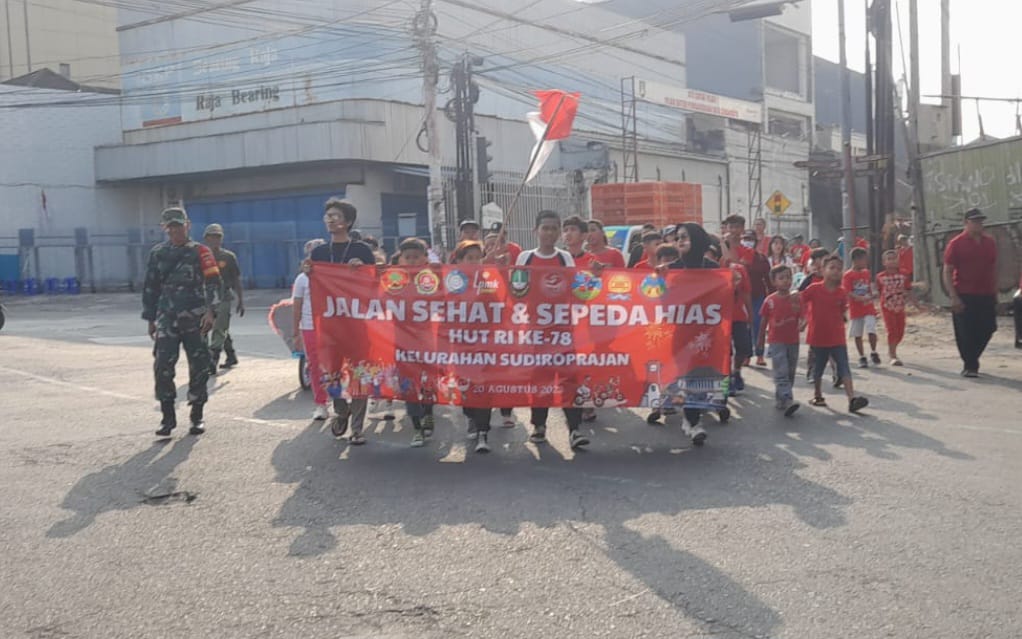 Kompak..!! Babinsa Dan Bhabinkamtibmas Amankan Jalan Sehat Dan Lomba Sepeda Hias Meriahkan HUT RI KE-78