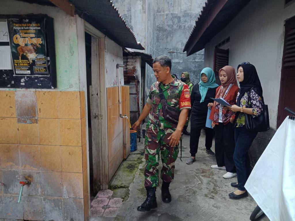 Babinsa Kepatihan Wetan Bersama Mahasiswa KKN Cek Fasum Milik Warga