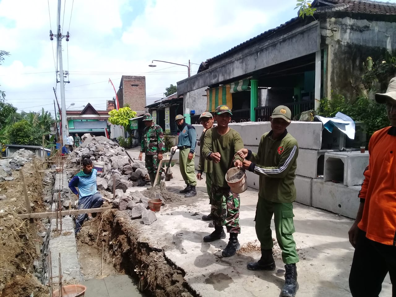 Babinsa Keprabon Bersama warga Masyarakat Laksanakan Kerja Bakti Pembuatan Saluran Air