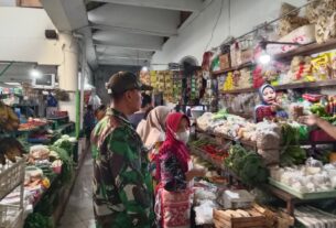 Babinsa Mangkubumen Cek Ketersediaan Dan Harga Sembako di Pasar Nongko