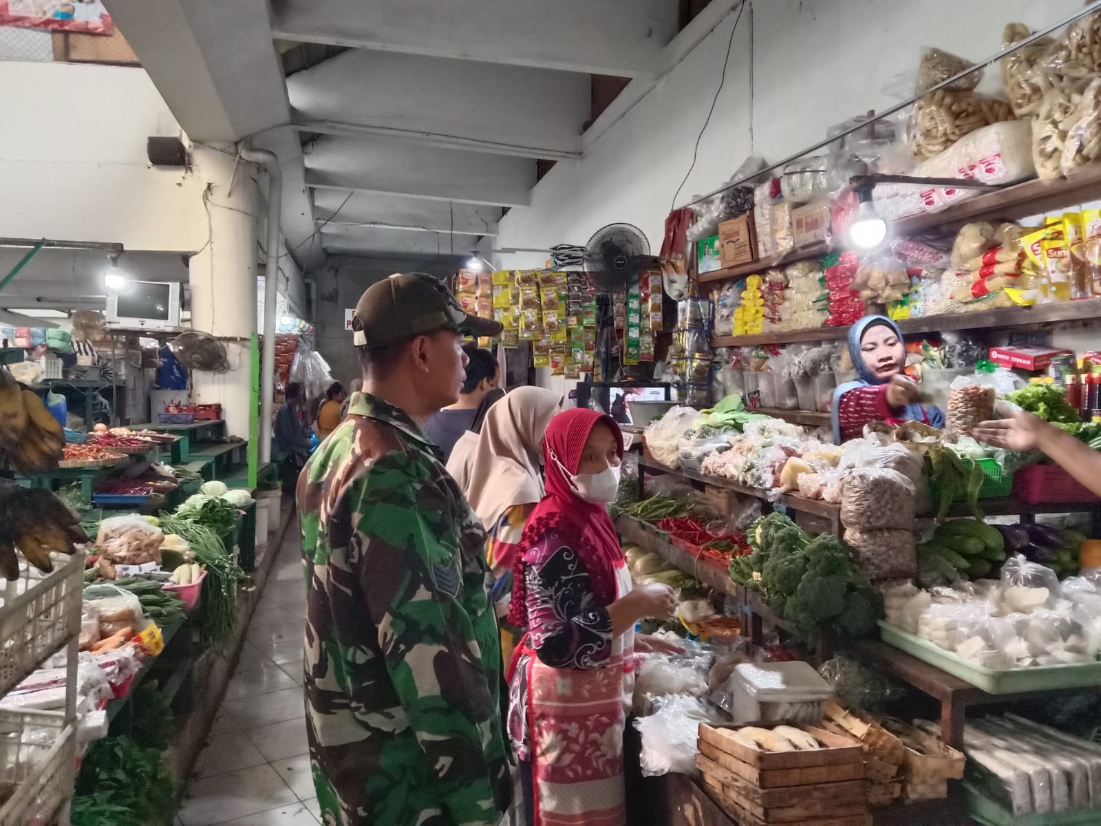 Babinsa Mangkubumen Cek Ketersediaan Dan Harga Sembako di Pasar Nongko